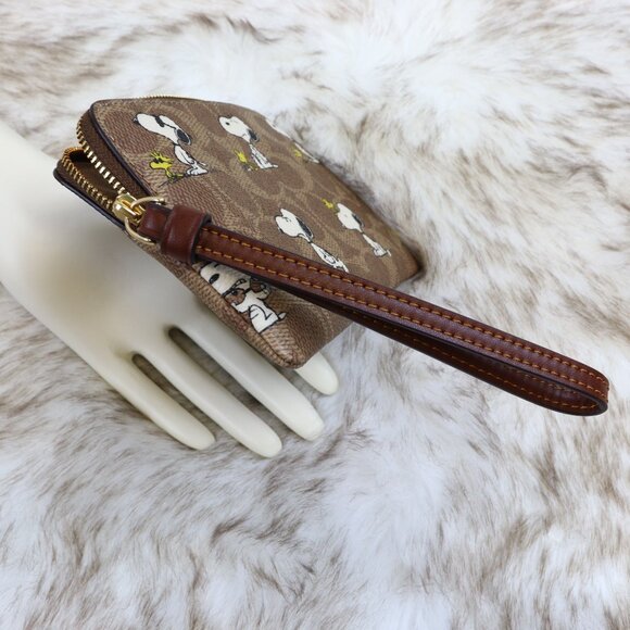 Coach x Peanuts Corner Zip Wristlet In Signature Canvas With Snoopy Print CBS82 - Picture 8 of 11